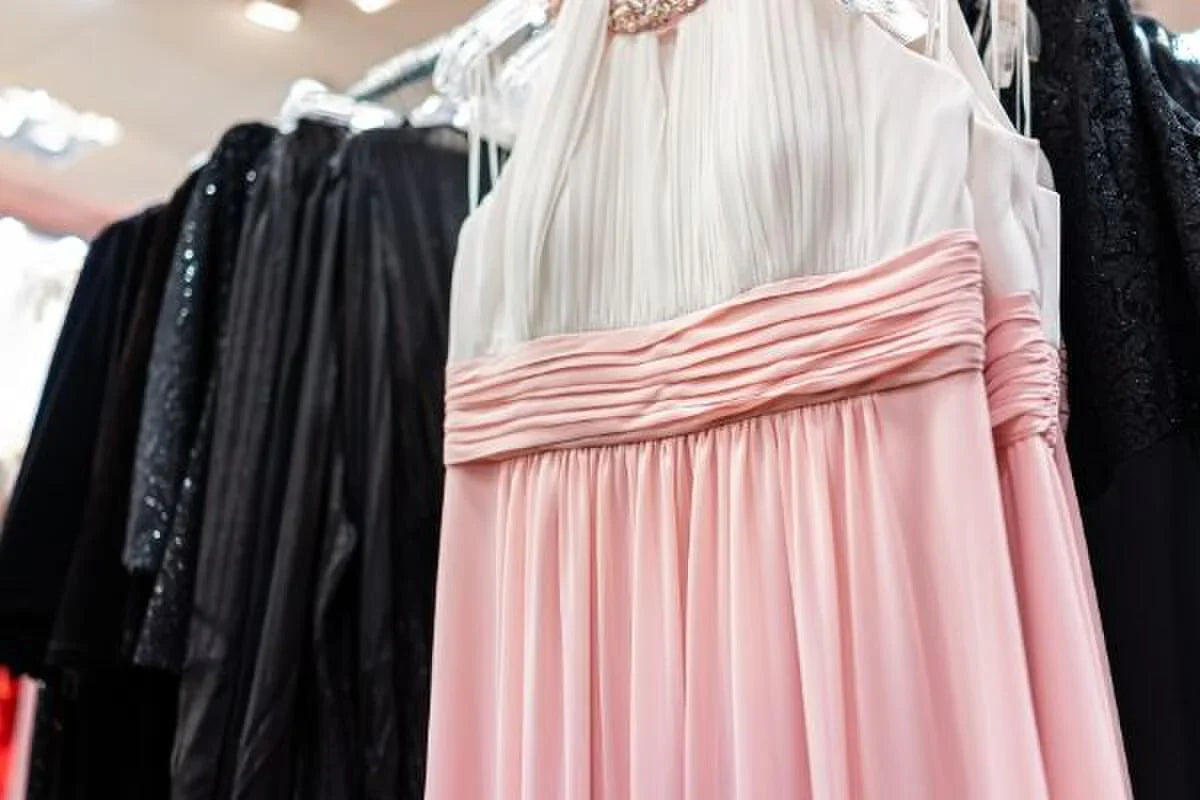 What To Bring to a Bridesmaid Dress Fitting